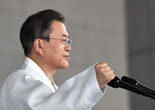 문재인 대통령이 15일 오전 천안 독립기념관 겨레의 집에서 열린 제74주년 광복절 경축식에서 경축사를 하던 중 "우리는 할 수 있습니다"를 외치며 주먹을 불끈 쥐고 있다.                                        연합뉴스